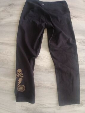 Lululemon  Black Leggings with Gold Skull & Lightning Accent Sz 4